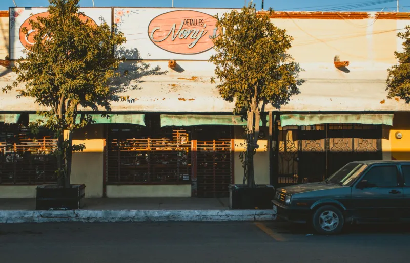 El escaparate vacío como espejo: lo que los negocios cerrados revelan sobre el porvenir de un pueblo