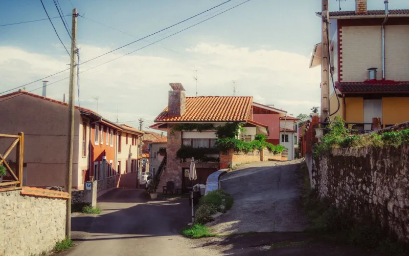 El territorio como límite: los municipios españoles que pusieron freno al turismo antes de que el turismo los borrara